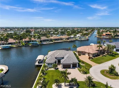5201 Skylark Ct, Cape Coral, FL 33904