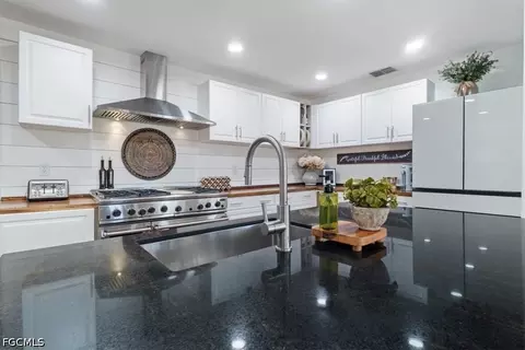 Kitchen - 513 E Pasadena Ave, Clewiston, FL 33440 photo 3 of 7