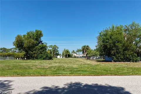 212 SE Santa Barbara Pl, Cape Coral, FL 33990