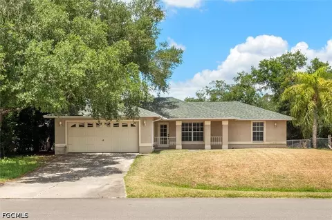 6211 Castlewood Cir, Fort Myers, FL 33905