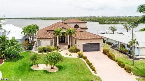 12130 Shoreview Dr, Matlacha, FL 33993