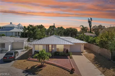 210 Hibiscus Dr, Fort Myers Beach, FL 33931