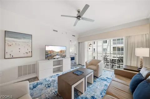 221 9th St S #206, Naples, FL 34102