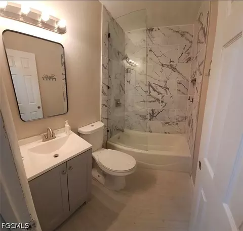 Bath - 111 E Sugarland Cir, Clewiston, FL 33440 photo 1 of 2