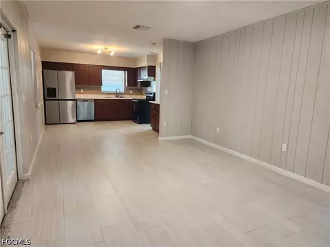 Living - 111 E Sugarland Cir, Clewiston, FL 33440 photo 2 of 4
