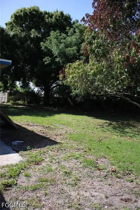 Exterior - 111 E Sugarland Cir, Clewiston, FL 33440 photo 2 of 5