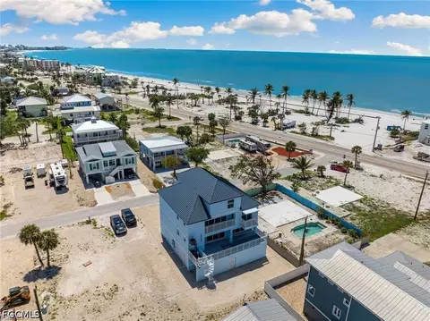 121 Hibiscus Dr, Fort Myers Beach, FL 33931