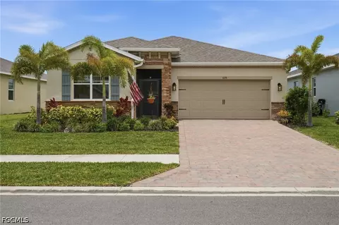 628 Parkshore Lake Ave, Cape Coral, FL 33993
