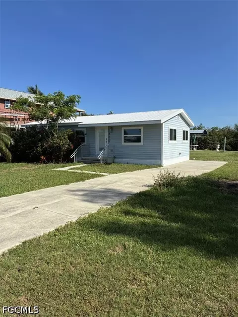 2880 Eighth Ave, Saint James City, FL 33956