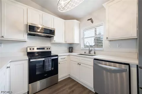 Kitchen - 1159 Lock Ln, Moore Haven, FL 33471 photo 3 of 6