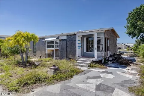 2920 Harpoon Ln, Saint James City, FL 33956