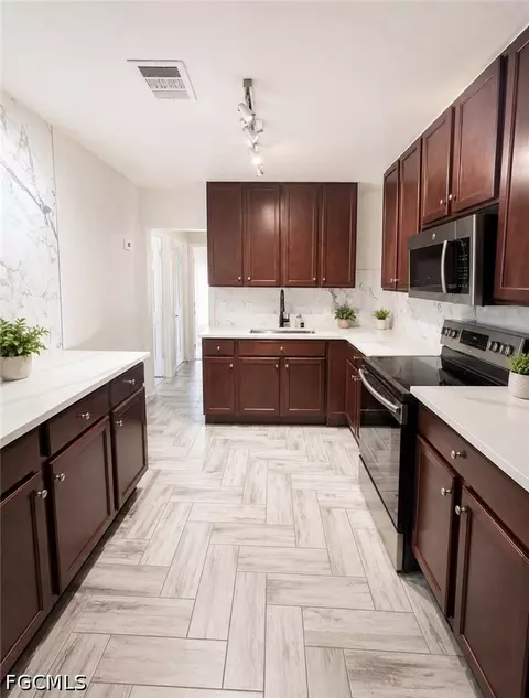 415 Fairfax Dr, Fort Myers, FL 33905