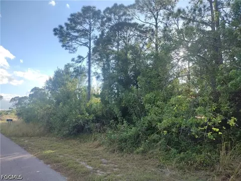 462 Loretta Ave S, Lehigh Acres, FL 33974