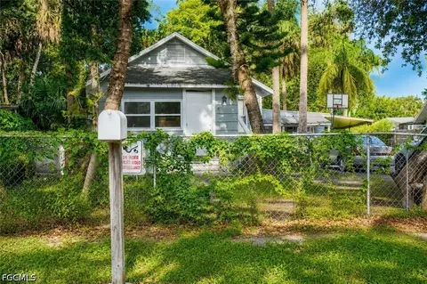 221 Avacado Ct, Fort Myers, FL 33905