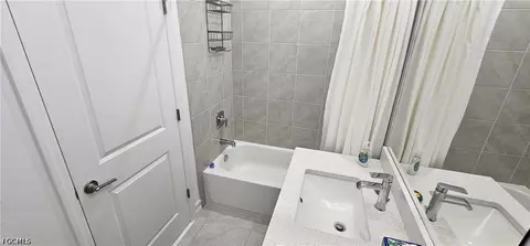 Bath - 7510 Rockefeller Dr, Naples, FL 34119 photo 7 of 7