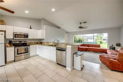 625 SW 11th Ter, Cape Coral, FL 33991