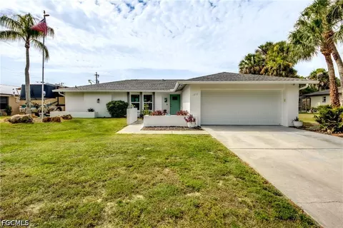 1214 Baldwin Pl, Lehigh Acres, FL 33936