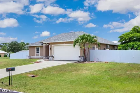 32 Wilmington Pkwy, Cape Coral, FL 33993