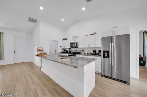 Kitchen - 8031 Sandy Cir, Labelle, FL 33935 photo 2 of 5