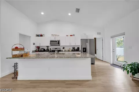 Kitchen - 8031 Sandy Cir, Labelle, FL 33935 photo 3 of 5