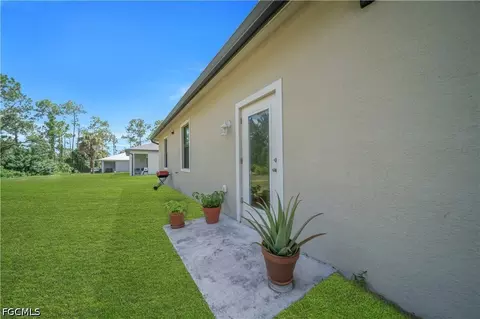Exterior - 8031 Sandy Cir, Labelle, FL 33935 photo 2 of 4