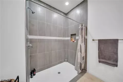 Bath - 8031 Sandy Cir, Labelle, FL 33935 photo 3 of 6