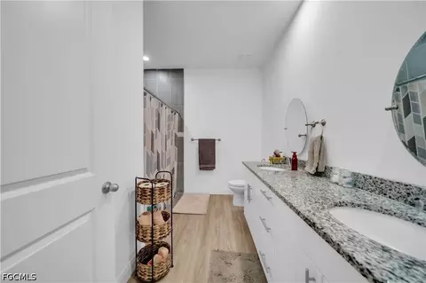 Bath - 8031 Sandy Cir, Labelle, FL 33935 photo 2 of 6