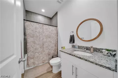 Bath - 8031 Sandy Cir, Labelle, FL 33935 photo 6 of 6
