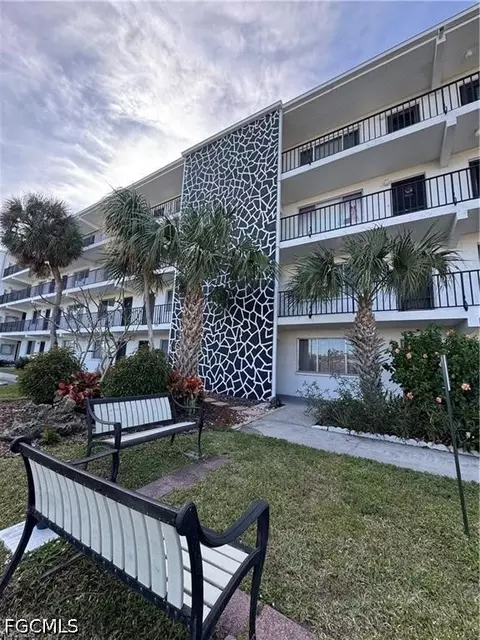 4906 Victoria Dr #108, Cape Coral, FL 33904