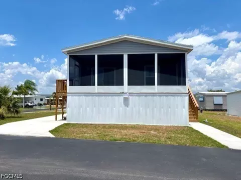 302 Shoreland Dr, Fort Myers, FL 33905