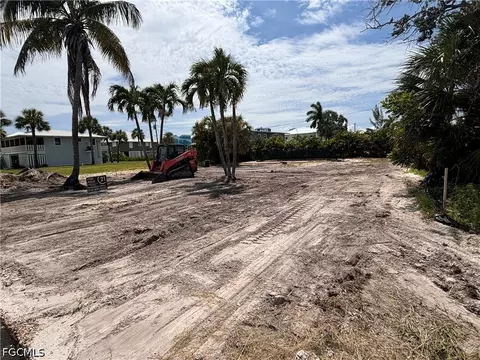 126 Mandalay Rd, Fort Myers Beach, FL 33931