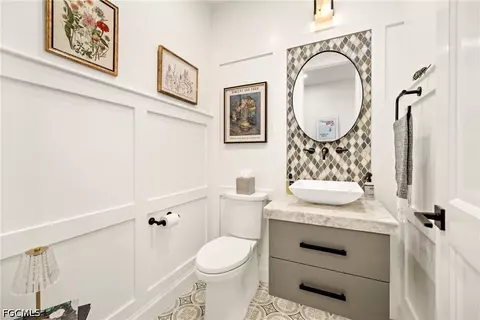 Bath - 1125 Central Ave #560, Naples, FL 34102 photo 2 of 8