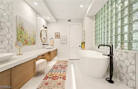 Bath - 1125 Central Ave #560, Naples, FL 34102 photo 1 of 8