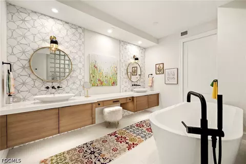 Bath - 1125 Central Ave #560, Naples, FL 34102 photo 4 of 8