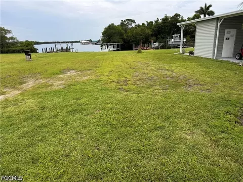 324 Shoreland Dr, Fort Myers, FL 33905