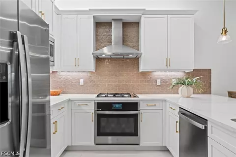 Kitchen - 11523 Jacaranda Dr, Naples, FL 34120 photo 2 of 4