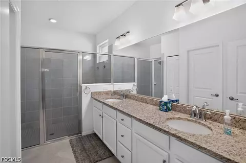 Bath - 3943 E Hampton Cir, Alva, FL 33920 photo 1 of 4