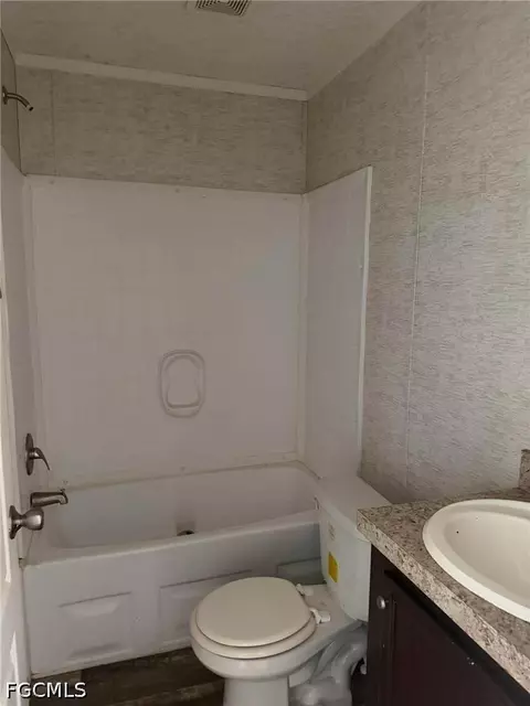 Bath - 445 S Quebrada St, Clewiston, FL 33440 photo 3 of 3