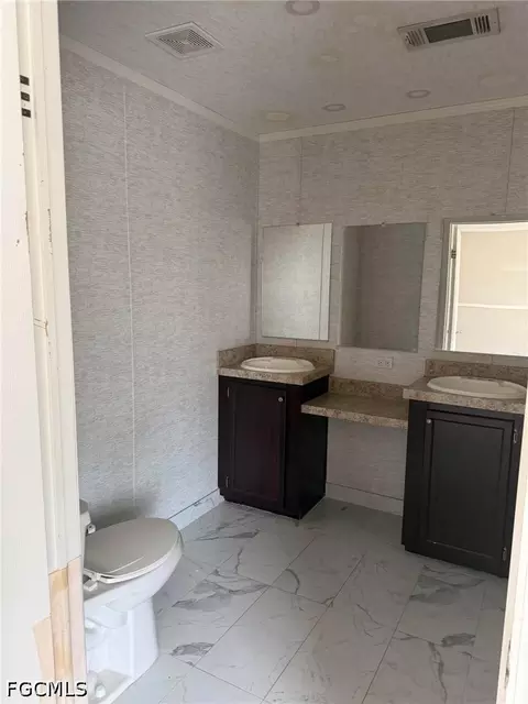 Bath - 445 S Quebrada St, Clewiston, FL 33440 photo 2 of 3