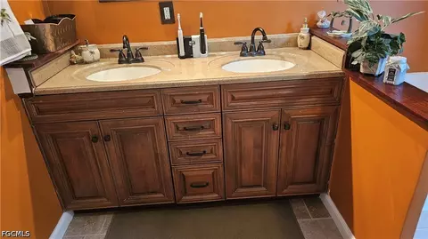 Bath - 711 Epps Brown St E, Lehigh Acres, FL 33974 photo 3 of 5