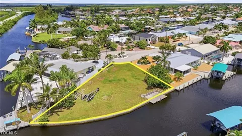 12100 Moon Shell Dr, Matlacha Isles, FL 33991