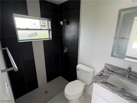 Bath - 107 Concord Loop, Labelle, FL 33935 photo 2 of 5