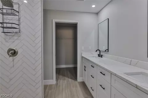 Bath - 1013 13th St E, Bradenton, FL 34208 photo 6 of 10