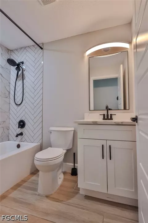 Bath - 1013 13th St E, Bradenton, FL 34208 photo 9 of 10