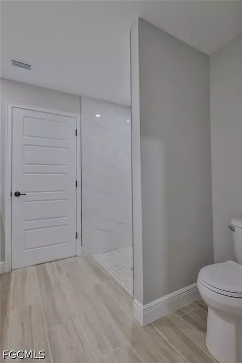 Bath - 1013 13th St E, Bradenton, FL 34208 photo 1 of 10