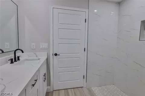 Bath - 1013 13th St E, Bradenton, FL 34208 photo 5 of 10