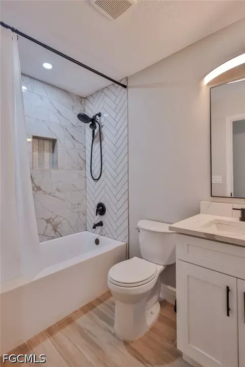 Bath - 1013 13th St E, Bradenton, FL 34208 photo 8 of 10