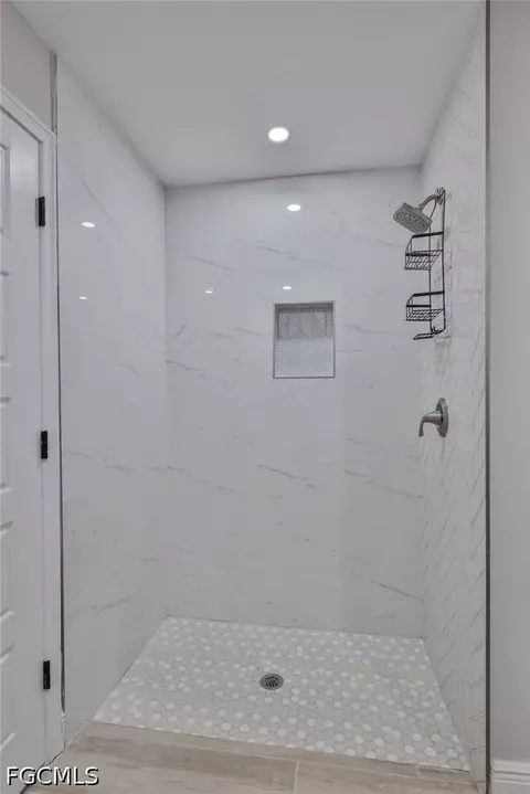 Bath - 1013 13th St E, Bradenton, FL 34208 photo 3 of 10