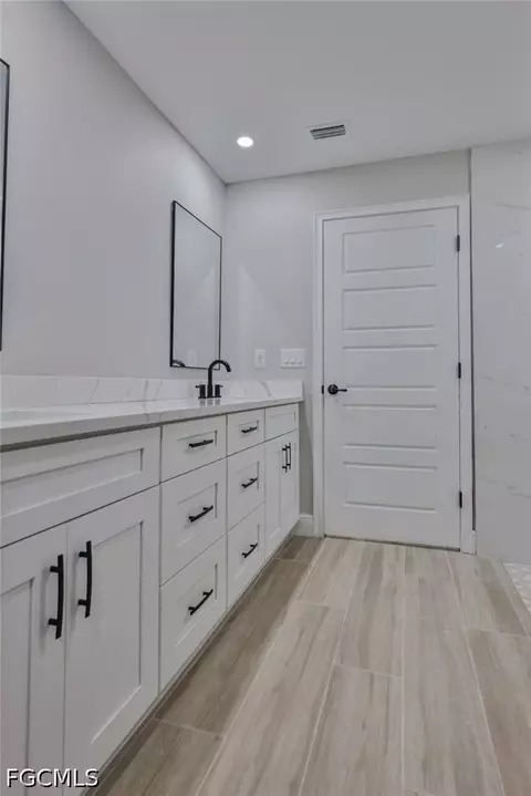 Bath - 1013 13th St E, Bradenton, FL 34208 photo 2 of 10