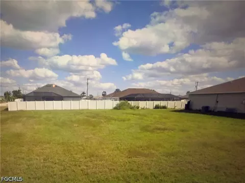 3013 NE 2nd Pl, Cape Coral, FL 33909